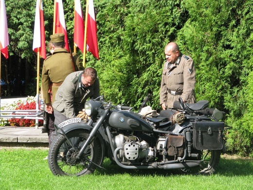 Katowice. Inscenizacja potyczki o wieżę spadochronową z 1939 roku