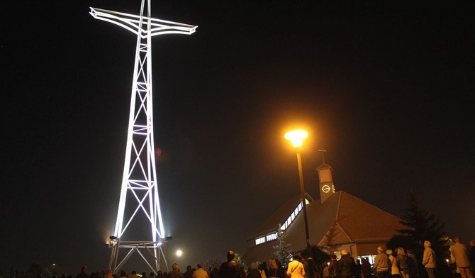 Bp Iwanecki: Jezus pragnie nas objąć ramionami krzyża