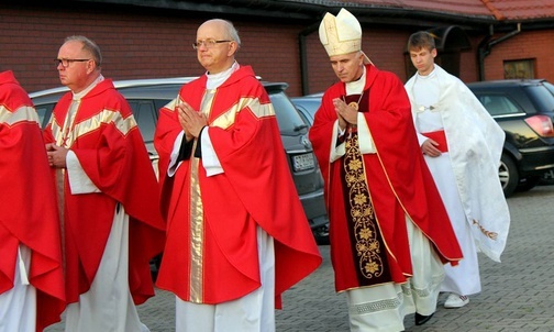 Bp Iwanecki: Jezus pragnie nas objąć ramionami krzyża