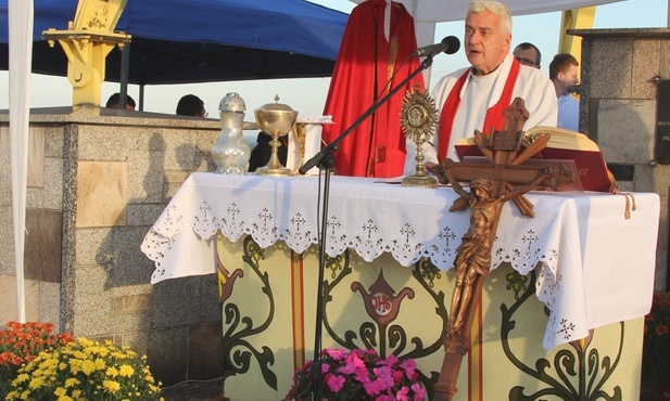 Witając zgromadzonych pod krzyżem w Starej Wsi ks. kan. Grzegorz Then przypominał o wielowiekowej czci, jaką tutejsi wierni otaczają krzyż.