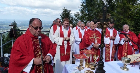 Ks. Marek Wróbel, proboszcz z Międzybrodzia Bialskiego także przyprowadził swoich parafian pod krzyż.