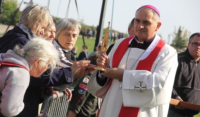 Bp Dajczak: Dotykajmy nie krzyża, ale miłości, która jest w niego wpisana