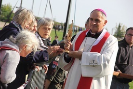 Bp Dajczak: Dotykajmy nie krzyża, ale miłości, która jest w niego wpisana