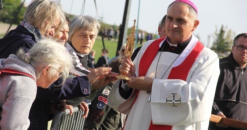 Bp Dajczak: Dotykajmy nie krzyża, ale miłości, która jest w niego wpisana