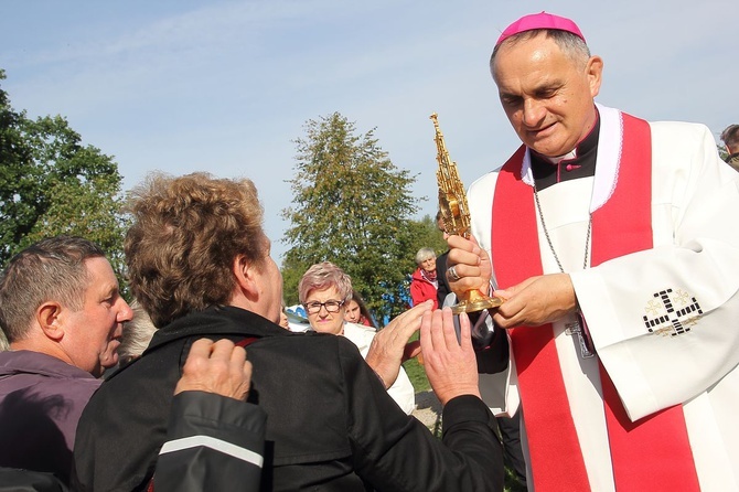 Pielgrzymka Diecezjalna do Skrzatusza. Adoracja Krzyża