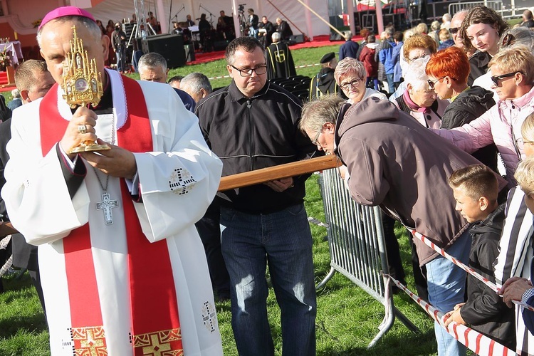 Pielgrzymka Diecezjalna do Skrzatusza. Adoracja Krzyża