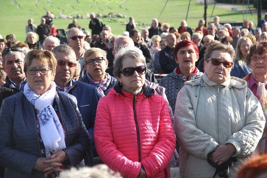 Pielgrzymka Diecezjalna do Skrzatusza. Adoracja Krzyża