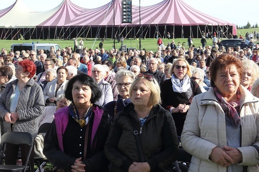 Pielgrzymka Diecezjalna do Skrzatusza. Adoracja Krzyża