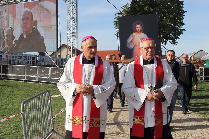 Pielgrzymka Diecezjalna do Skrzatusza. Adoracja Krzyża