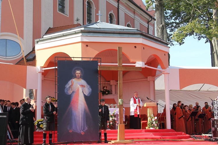 Pielgrzymka Diecezjalna do Skrzatusza. Adoracja Krzyża