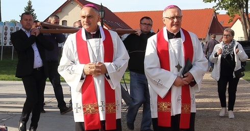 Pielgrzymka Diecezjalna do Skrzatusza. Adoracja Krzyża