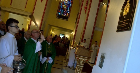 Poświęcenia tablicy dokonał ks. kan. Piotr Jaśkiewicz.