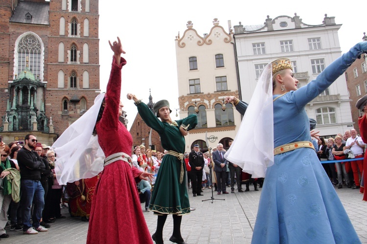 Przekazanie repliki mongolskiej strzały przez Paolę Giacomini