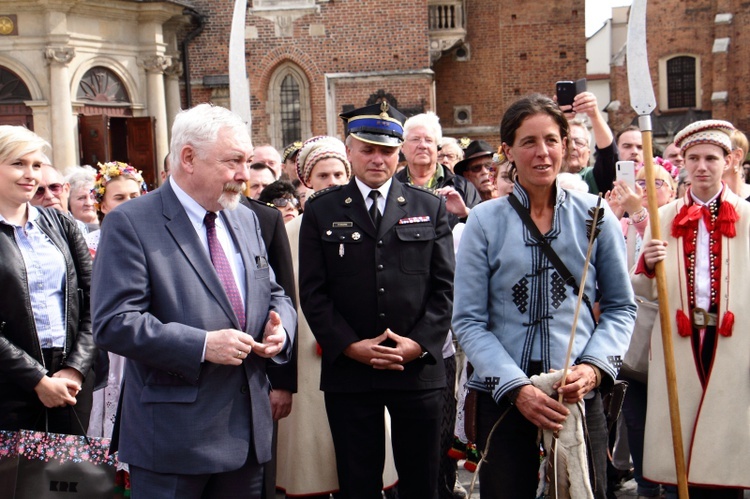 Przekazanie repliki mongolskiej strzały przez Paolę Giacomini