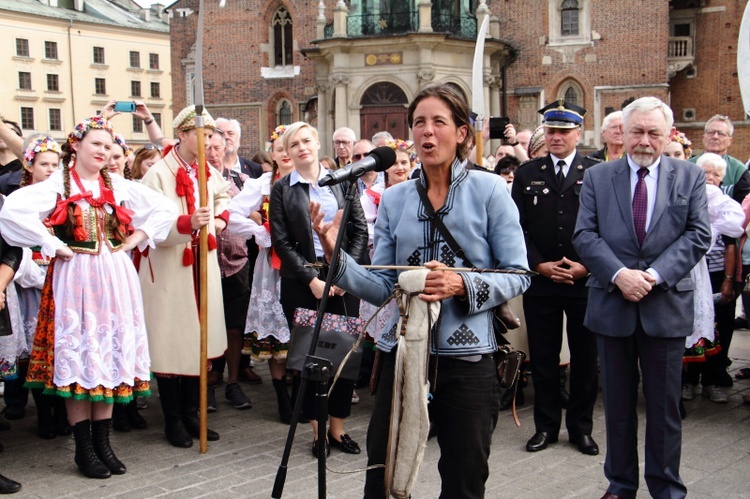 Przekazanie repliki mongolskiej strzały przez Paolę Giacomini