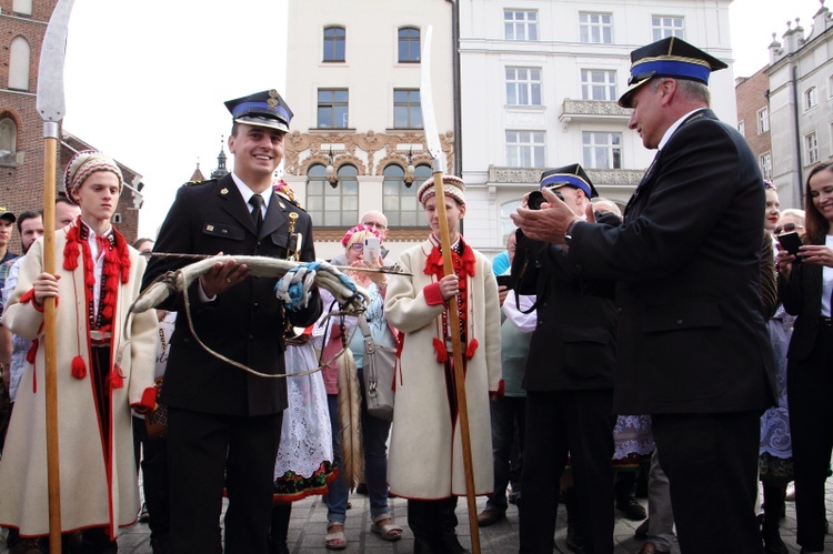 Przekazanie repliki mongolskiej strzały przez Paolę Giacomini