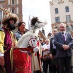 Przekazanie repliki mongolskiej strzały przez Paolę Giacomini