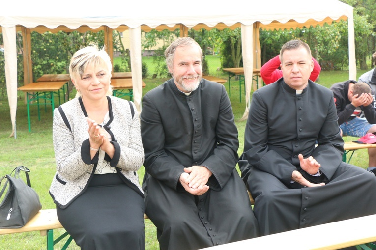 Poświęcenie kaplicy w Małkowicach i festyn Caritasu