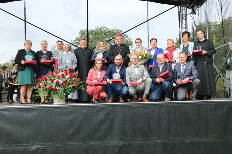 Poświęcenie kaplicy w Małkowicach i festyn Caritasu