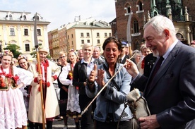 Włoska podróżniczka Paola Giacomini przywiozła do Krakowa replikę strzały, która w 1287 r. przeszyła hejnalistę