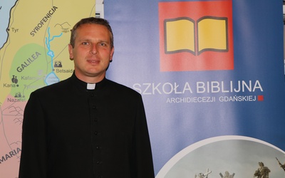 Ks. dr Piotr Przyborek jest pomysłodawcą i twórcą Szkoły Biblijnej.