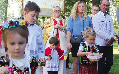 Do kościoła w Wielkiej Wsi franciszkanie uroczyście wprowadzili relikwie misjonarzy.