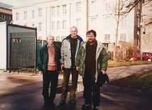 Od wielu lat odbywają się spotkania kurierów. Rok 2001. Przed więzieniem w Nowym Sączu stoją ks. Paweł Bartula (w środku), Alojz Gabaj i Tomasz Konc – Słowacy, którzy przesiedzieli tu trzy miesiące na przełomie 1982 i 1983 roku po nieudanej akcji na Piwowarówce.