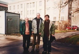 Od wielu lat odbywają się spotkania kurierów. Rok 2001. Przed więzieniem w Nowym Sączu stoją ks. Paweł Bartula (w środku), Alojz Gabaj i Tomasz Konc – Słowacy, którzy przesiedzieli tu trzy miesiące na przełomie 1982 i 1983 roku po nieudanej akcji na Piwowarówce.