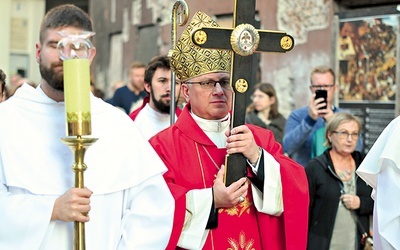 Po Eucharystii tradycyjnie ulicami Starego Miasta wyrusza procesja z cennymi relikwiami.