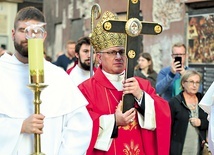 Po Eucharystii tradycyjnie ulicami Starego Miasta wyrusza procesja z cennymi relikwiami.