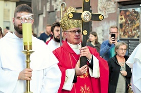 Po Eucharystii tradycyjnie ulicami Starego Miasta wyrusza procesja z cennymi relikwiami.