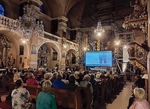 Kościół na kilka chwil zamienił się w salę kinową. Takie projekcje poruszają wiernych.