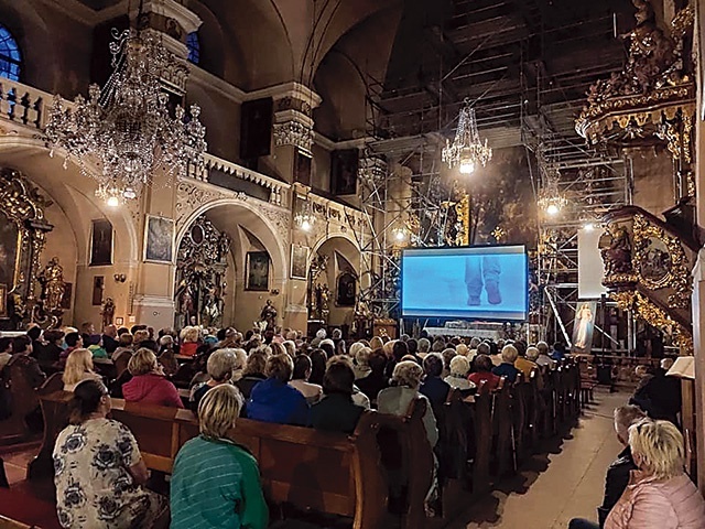 Kościół na kilka chwil zamienił się w salę kinową. Takie projekcje poruszają wiernych.