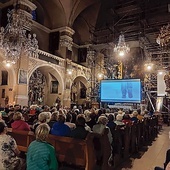 Kościół na kilka chwil zamienił się w salę kinową. Takie projekcje poruszają wiernych.