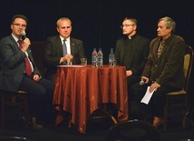 Uczestnicy debaty (od lewej): Krzysztof Busse – IPN Radom, Marcin Krzysztofik – IPN Lublin, historyk ks. Szczepan Kowalik i Arkadiusz Kutkowski – IPN Radom.