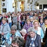 – Kiedy patrzymy  na krzyż, dociera do nas, że Bóg więcej wymaga od siebie niż od ludzi – mówił abp Kupny w bazylice trzebnickiej.