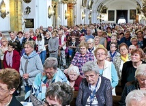 – Kiedy patrzymy  na krzyż, dociera do nas, że Bóg więcej wymaga od siebie niż od ludzi – mówił abp Kupny w bazylice trzebnickiej.