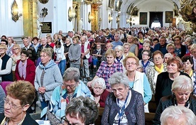 – Kiedy patrzymy  na krzyż, dociera do nas, że Bóg więcej wymaga od siebie niż od ludzi – mówił abp Kupny w bazylice trzebnickiej.