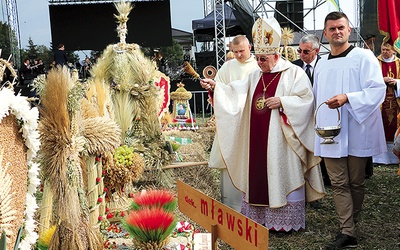 Biskup Roman Marcinkowski poświęcił wieńce.