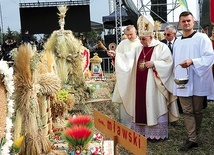 Biskup Roman Marcinkowski poświęcił wieńce.