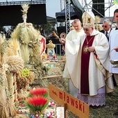 Biskup Roman Marcinkowski poświęcił wieńce.