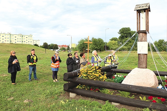 Pielgrzymi modlili się przed kapliczką na podgrodziu, którą opiekuje się Apostolat „Margaretka”. Możliwe, że już niebawem rozpoczną się w tym miejscu prace archeologiczne, które pomogą potwierdzić lokalizację dawnej świątyni.