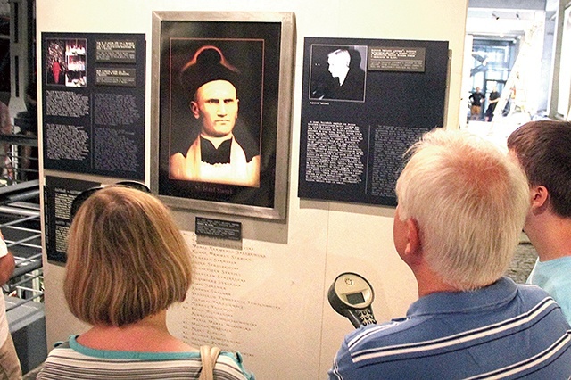 Bohaterskich kapłanów upamiętniono w Muzeum Powstania Warszawskiego.