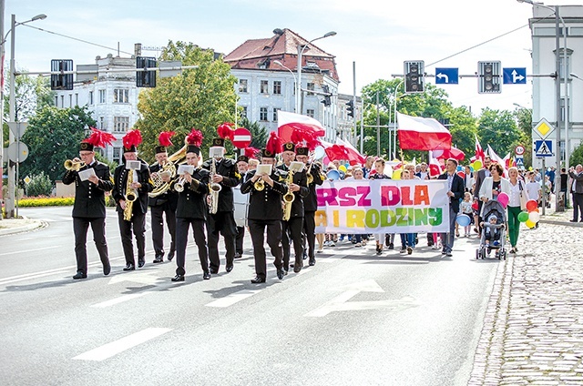 W tym roku zmieniła się nie tylko formuła zakończenia marszu, ale i jego termin. Organizatorzy chcieli rozpocząć „szkolenie” mamy i taty tuż po rozpoczęciu roku szkolnego.