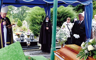 Mszy św. i obrzędom pogrzebowym przewodniczył  bp Ignacy Dec.