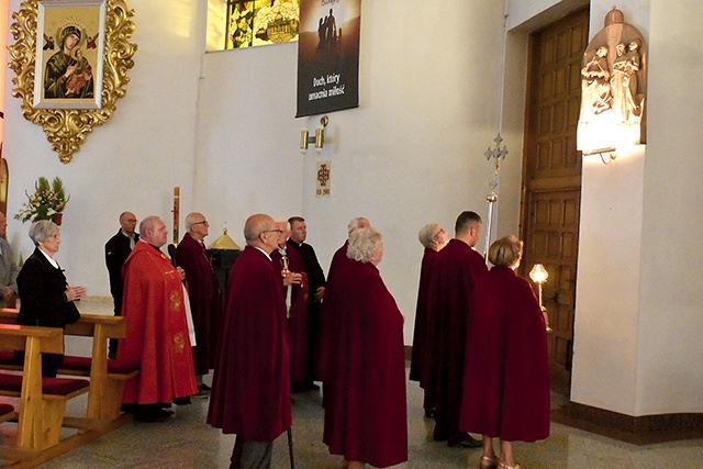 Na Podzamczu na Drogę Krzyżową wraz z wiernymi poszedł  ks. Jan Gargasewicz, proboszcz.