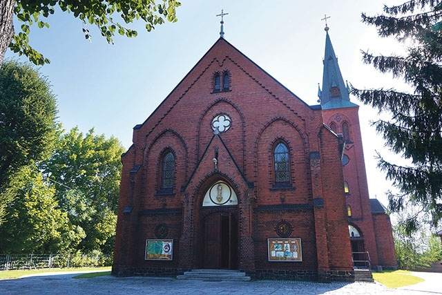 Świątynia na wzniesieniu służy 5-tysięcznej społeczności.