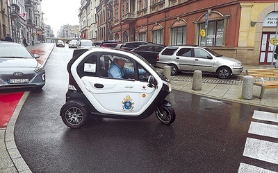 Prezent dla papieża Franciszka to mały pojazd elektryczny,  który do Watykanu został dowieziony przez pielgrzymów.