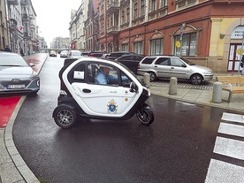 Prezent dla papieża Franciszka to mały pojazd elektryczny,  który do Watykanu został dowieziony przez pielgrzymów.