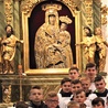 Przy ołtarzu, w którym widnieje wizerunek, wielu wiernych chce mieć pamiątkowe zdjęcie z Madonną.
